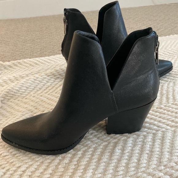 Black Pointed Toe Booties - size 6- Sun and Stone - Picture 6 of 6
